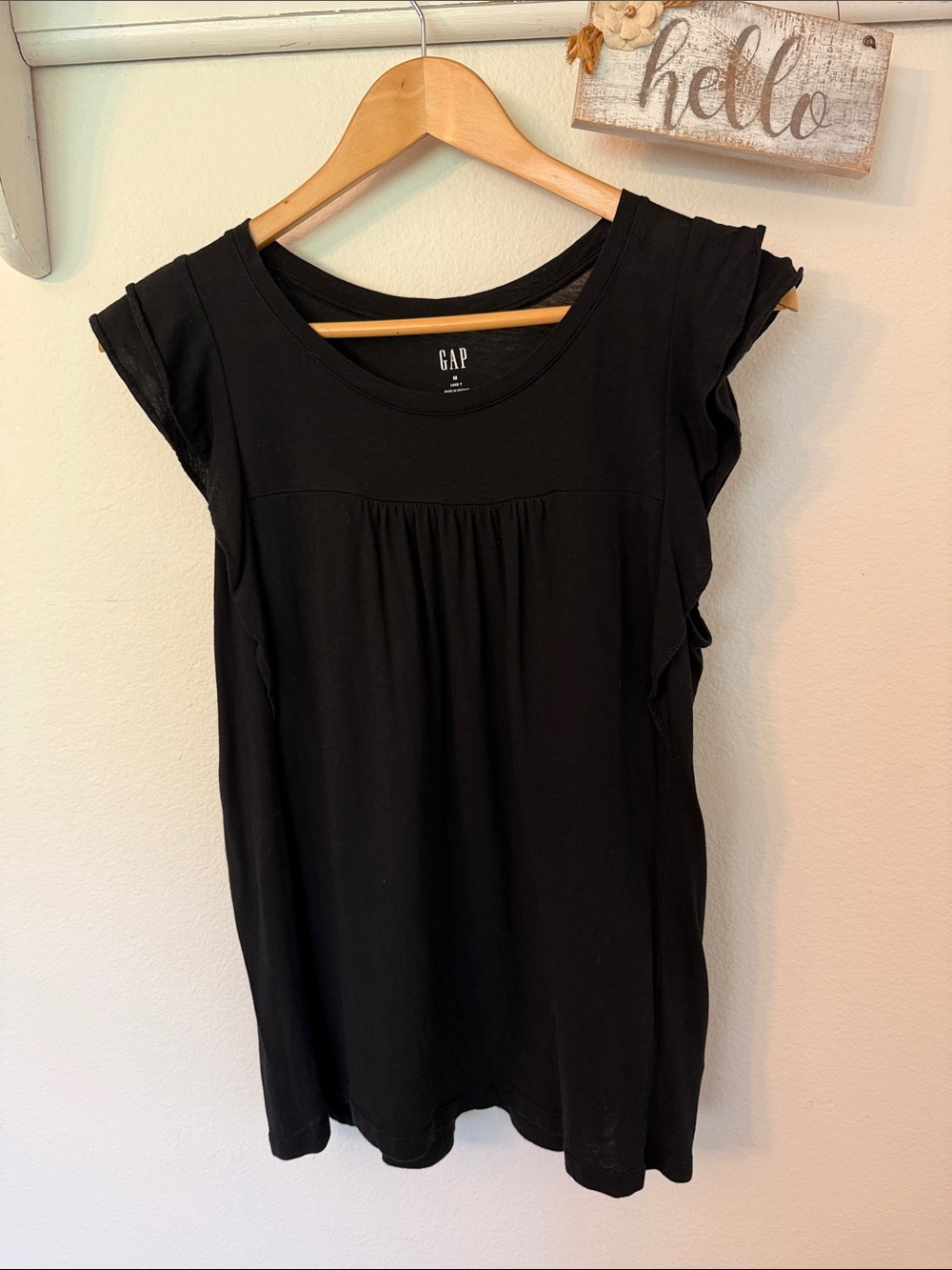 🌻 GAP Women's Black Cap-Sleeve Gathered Front Tee